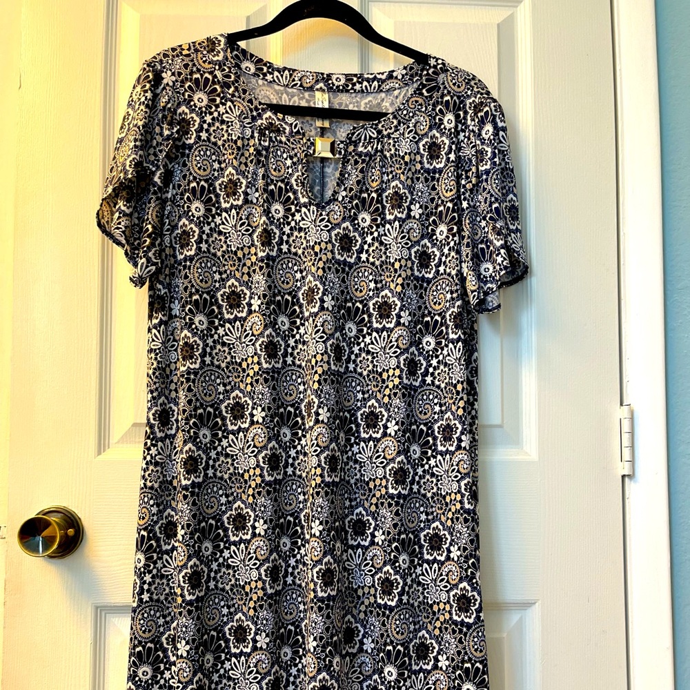 Grey Patterned MIDI Dress W/ Flutter Sleeves XL - Like new condition.